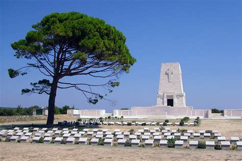 ANZAC Day Dawn Service 2024 | Intrepid Travel IE