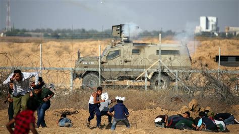 Palestinians flock to Gaza fence for 'right to return' protests