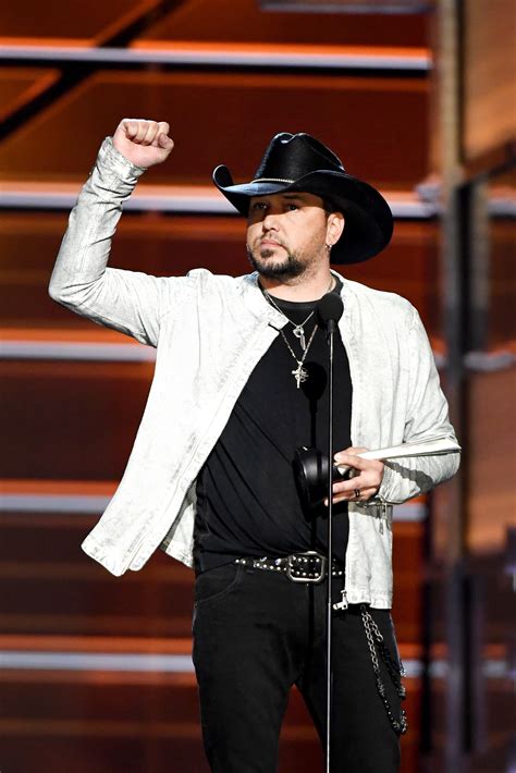 Jason Aldean Emotionally Accepts Entertainer Of The Year Award At 2018 ...