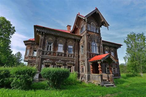 Polyashov’s wooden house in Pogorelovo village · Russia Travel Blog