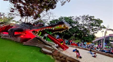 Niños y niñas disfrutan de las atracciones del parque «Drácula Kids»