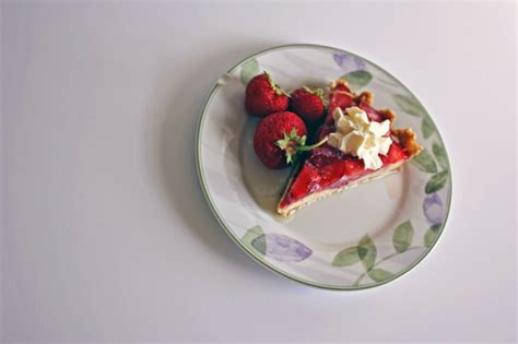 No-bake strawberry pudding tart | How to Philosophize with Cake