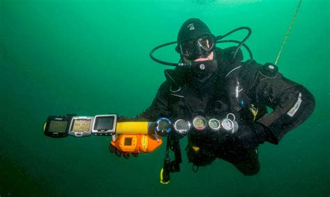 Una parte importante del equipo para buzos certificados: el ordenador de buceo - Diving Atlantis ...