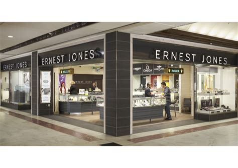 Signet Jewelers’ Q1 Sales Dip 9.3% To $1.7 Billion