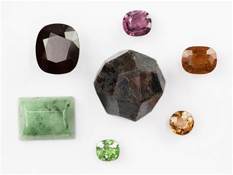 Buying Guide: What Are the Different Types of Garnet?