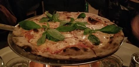 Pizza I ate at Lucali in Brooklyn : Pizza