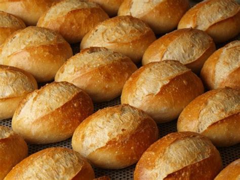 Brötchen : le petit pain blanc allemand Best Bread Recipe, Bread ...