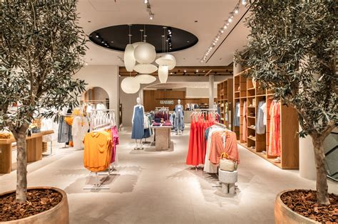 Spain’s Mango Plans 500 More Stores by 2026 – Visual Merchandising and ...