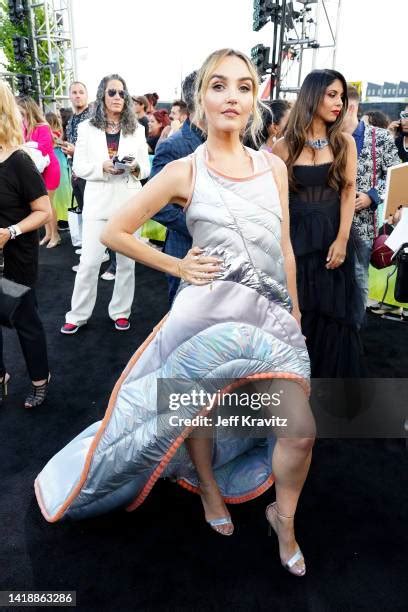 Chloe Fineman Photos and Premium High Res Pictures - Getty Images