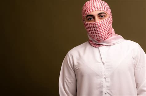 Hombre musulmán con hijab. retrato de un joven árabe en traje ...