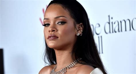 One of the most stylish singers Rihanna found herself in an awkward ...