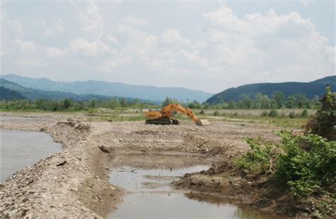 Overexploitation of minerals in the banks and terraces of the lower ...