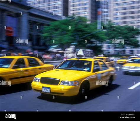 2001 HISTORICAL STREET SCENE YELLOW TAXI CABS FIFTH AVENUE MANHATTAN NEW YORK CITY USA Stock ...