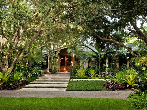 South Miami Garden - Tropical - Landscape - Miami - by Raymond Jungles, Inc.