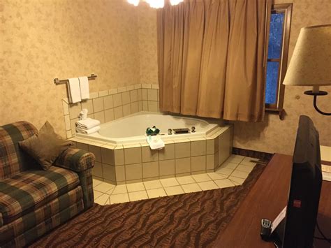 MISSOURI JACUZZI HOTELS: Kansas City + St Louis Hot Tub Suites