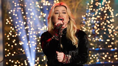 Kelly clarkson christmas song lyrics information | tcupbiznes