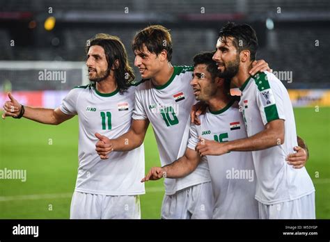 Players of Iraq national football team celebrate after defeating ...