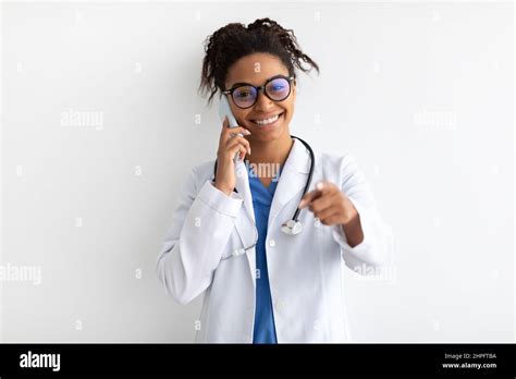 Portrait of black doctor smiling and posing to camera Stock Photo - Alamy