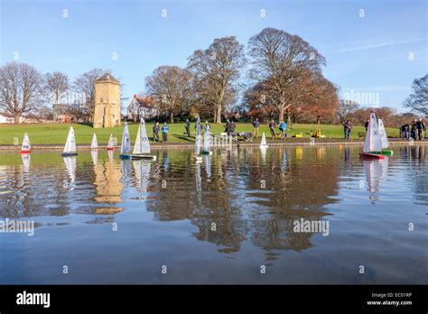 Abington Park, Northampton, UK. 06th Dec, 2014. Abington Park Model Yacht Club enjoying sailing ...