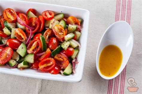 Como fazer salada de pepino com tomate - receita fácil