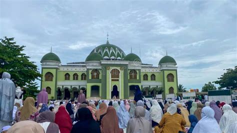 Female Congregation Praying Eid Al-Fitr Fills the Courtyard of the Al Mukaram Grand Mosque ...