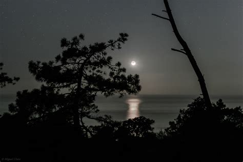 The Moonset over the Ocean @ Astrophotography by Miguel Claro