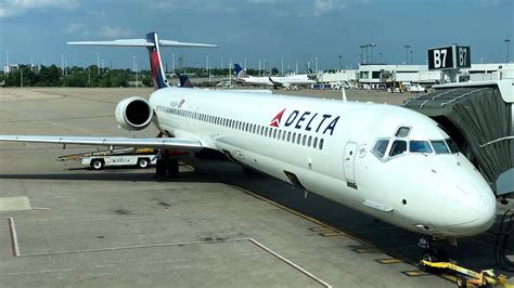 Delta Airlines McDonnell Douglas MD-90 Roaring Takeoff from Nashville ...