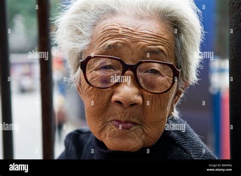 Portrait of an old Chinese woman Stock Photo - Alamy