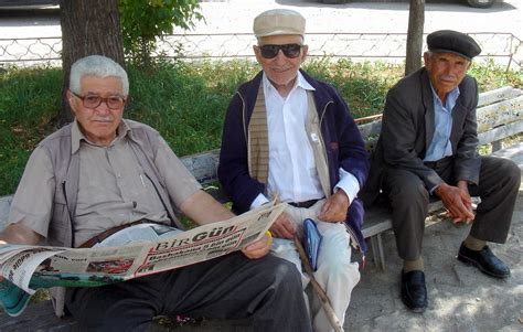 File:Old Turkish men Divrigi.JPG - Wikimedia Commons