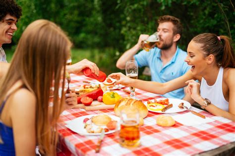 Friends picnic together HD picture free download