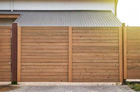 17 Horizontal Fence Ideas (Designs & Materials)