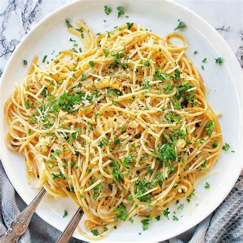 Garlic Spaghetti (Garlic and Olive Oil Pasta) - Sweet Caramel Sunday