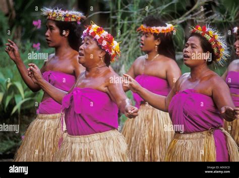 Pohnpeian women in dance performance at Nett Cultural Center Pohnpei ...