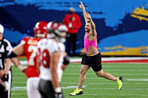 Kevin Harlan's Best Call of Super Bowl LV Involves Streaking Fan ...