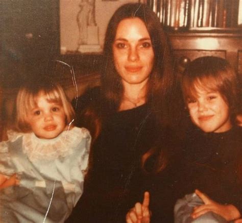 35 Adorable Angelina Jolie's Childhood Photos From the 1970s and Early ...