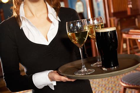 Tips on a New Waitress Carrying Drink Trays | Career Trend