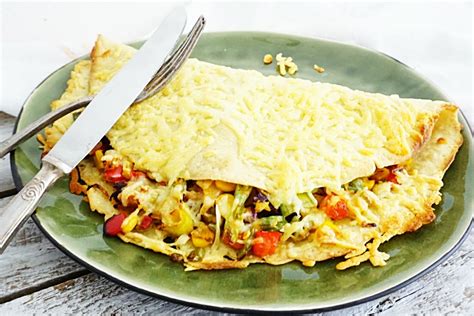 Een hartige pannenkoek met veel groenten en kaas: Mexicaanse pannenkoek ...