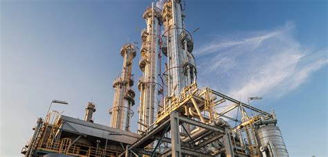 Distillation Columns Used in Crude Oil Refining – Honiron Manufacturing