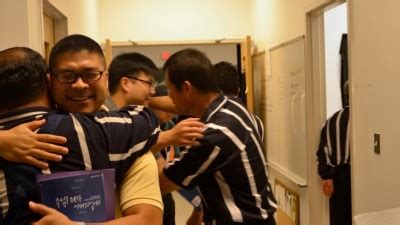 A School in the US Teaches Korean Dads ‘How to Hug’ · Global Voices