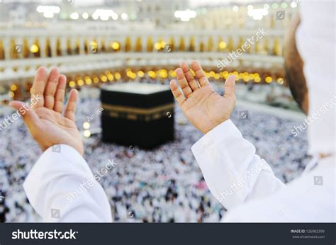 Muslimsk arabisk man ber i Kaba Stockfoto 126902399 | Shutterstock