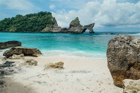 BEAUTIFUL ATUH BEACH ON NUSA PENIDA, BALI - Journey Era