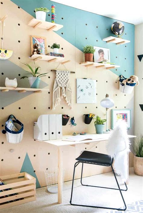 DIY PLYWOOD PEGBOARD WALL. SO COOL AND CHIC!