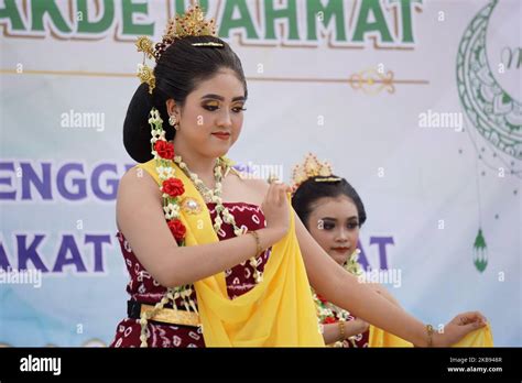 Javanese is Performing indonesian traditional dance Stock Photo - Alamy