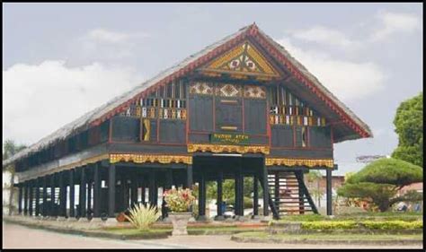 Rumah Adat Aceh : Gambar, Sejarah dan Keunikannya