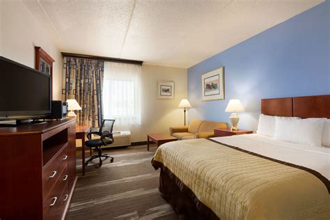 One Queen Bed Standard Room - Ramada by Wyndham Fargo