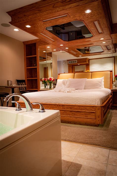 Classic Whirlpool Suite - Sybaris - Romantic Weekend Getaways in Chicago, Milwaukee, Indianapolis