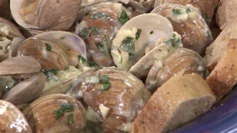 Grilled Clams over garlic butter - YouTube