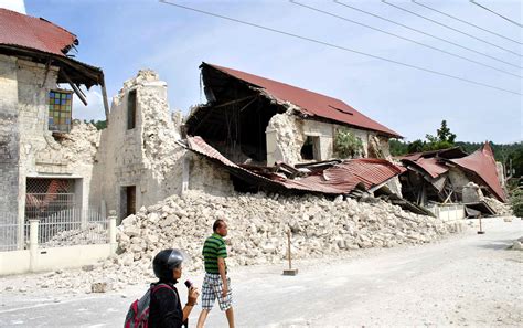 Dozens killed in Philippines earthquake