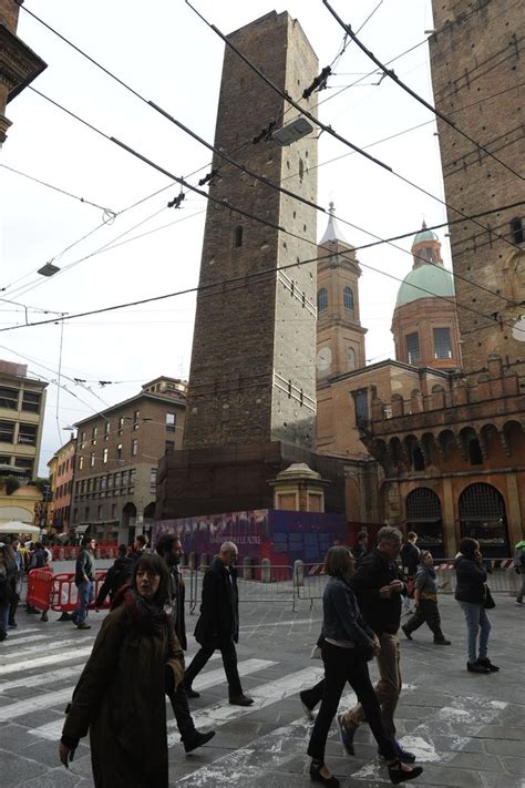 Experts demand urgent action regarding the Leaning Tower in Bologna ...