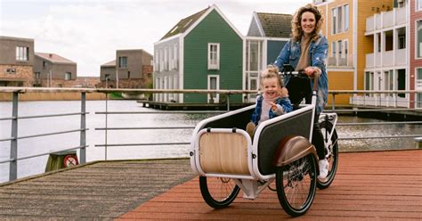 This new Dutch electric cargo bike soon to carry kids and dogs in the US